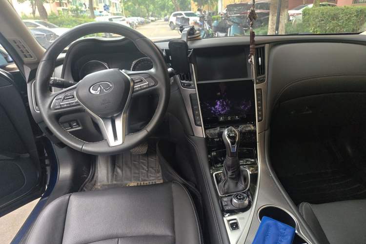 Used Infiniti Q50L 2018 2.0T Enjoyment Version China V Standard Center Console
