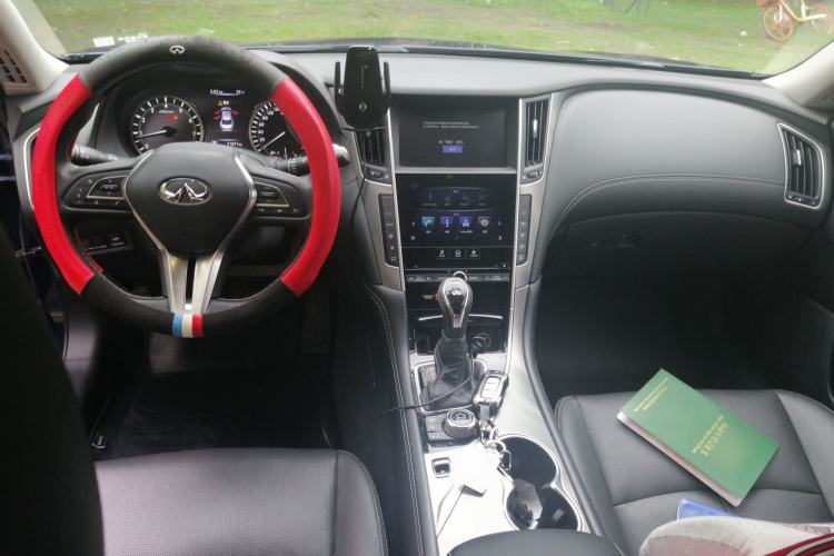 Used Infiniti Q50L 2018 2.0T Enjoyment Version China VI Standard Center Console