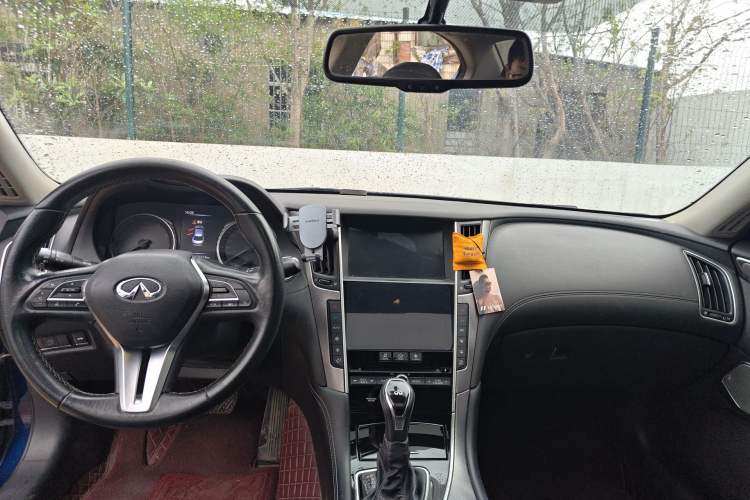 Used Infiniti Q50L 2018 2.0T Enjoyment Edition China V standard Center Console