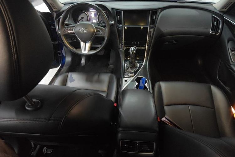 Used Infiniti Q50L 2018 2.0T Comfort Edition China VI Standard Center Console