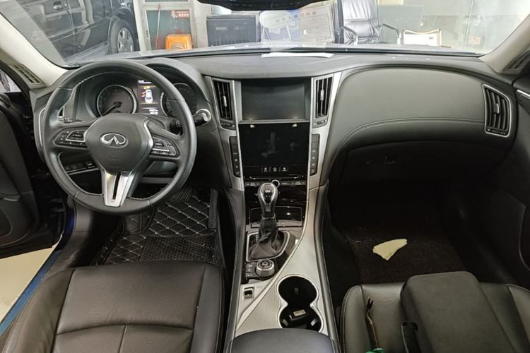 Used Infiniti Q50L 2018 2.0T Enjoyment Version China VI Standard Center Console
