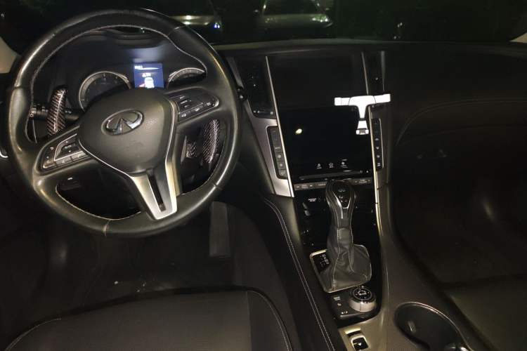 Used Infiniti Q50L 2018 2.0T Enjoyment Version China VI Standard Center Console