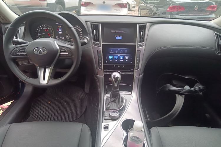 Used Infiniti Q50L 2018 2.0T Enjoyment Version China VI Standard Center Console