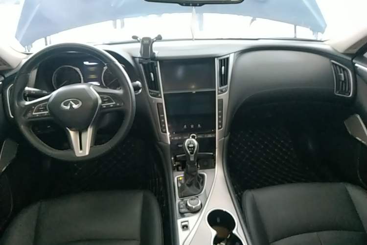 Used Infiniti Q50L 2018 2.0T Enjoyment Version China VI Standard Center Console