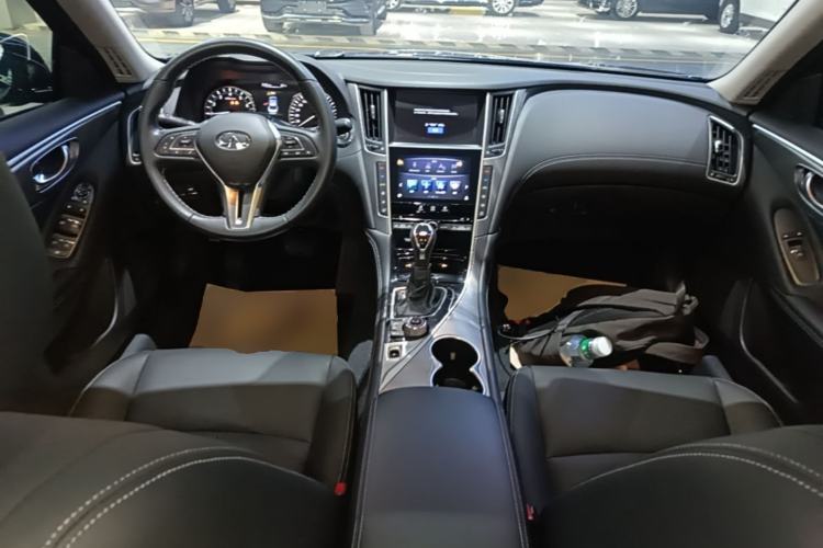 Used Infiniti Q50L 2018 2.0T Enjoyment Version China VI Standard Center Console