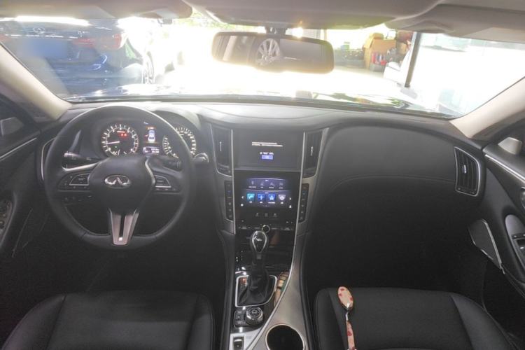 Used Infiniti Q50L 2018 2.0T Enjoyment Version China VI Standard Center Console