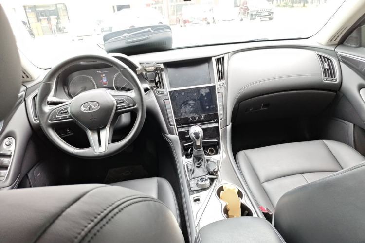 Used Infiniti Q50L 2018 2.0T Comfort Edition China VI Standard Center Console