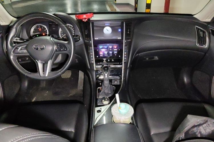 Used Infiniti Q50L 2018 2.0T Comfort Edition China VI Standard Center Console