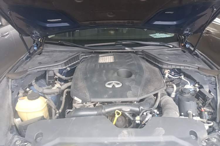 Used Infiniti Q50L 2018 2.0T Enjoyment Version China VI Standard Engine Bay