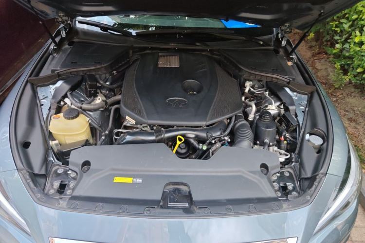 Used Infiniti Q50L 2018 2.0T Enjoyment Version China VI Standard Engine Bay