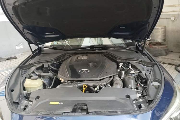 Used Infiniti Q50L 2018 2.0T Enjoyment Version China VI Standard Engine Bay