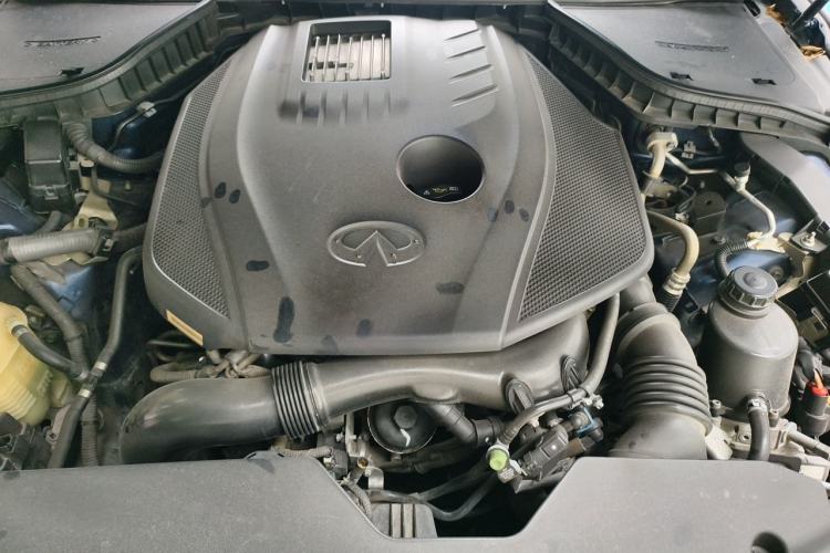 Used Infiniti Q50L 2018 2.0T Enjoyment Version China VI Standard Engine Bay