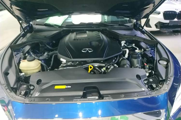 Used Infiniti Q50L 2018 2.0T Comfort Edition China VI Standard Engine Bay