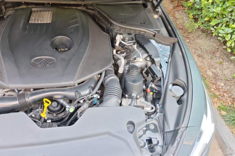 Used Infiniti Q50L 2018 2.0T Enjoyment Version China VI Standard Engine Bay Left
