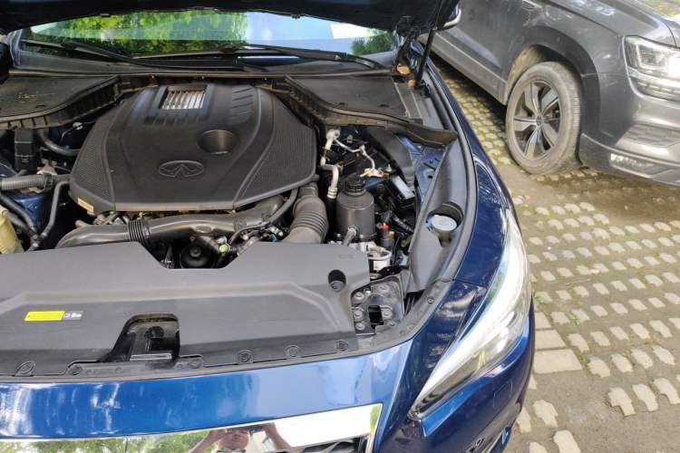 Used Infiniti Q50L 2018 2.0T Enjoyment Version China VI Standard Engine Bay Left