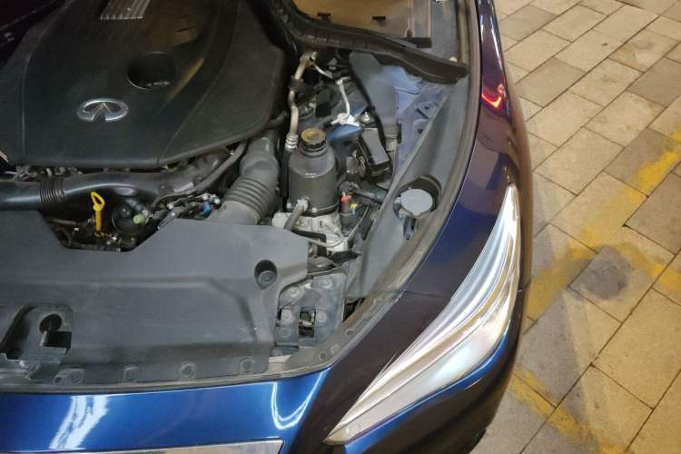 Used Infiniti Q50L 2018 2.0T Comfort Edition China VI Standard Engine Bay Left