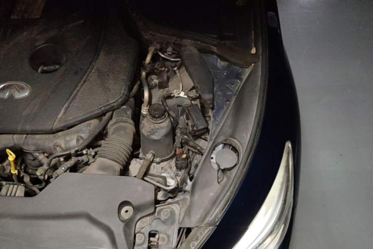Used Infiniti Q50L 2018 2.0T Comfort Edition China VI Standard Engine Bay Left