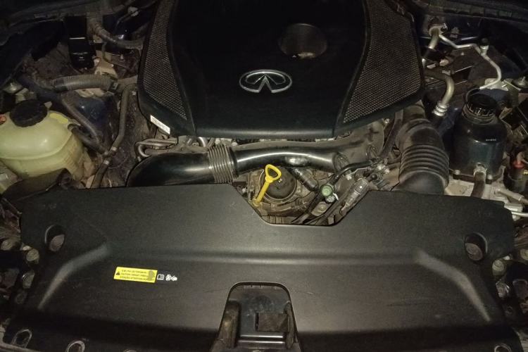Used Infiniti Q50L 2018 2.0T Comfort Edition China VI Standard Engine Bay