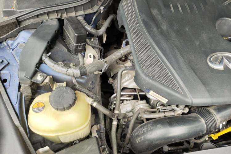 Used Infiniti Q50L 2018 2.0T Comfort Edition China VI Standard Engine Bay Right