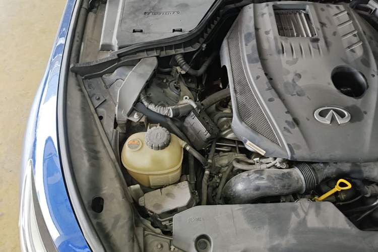 Used Infiniti Q50L 2018 2.0T Enjoyment Version China VI Standard Engine Bay Right