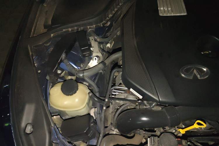 Used Infiniti Q50L 2018 2.0T Enjoyment Version China VI Standard Engine Bay Right
