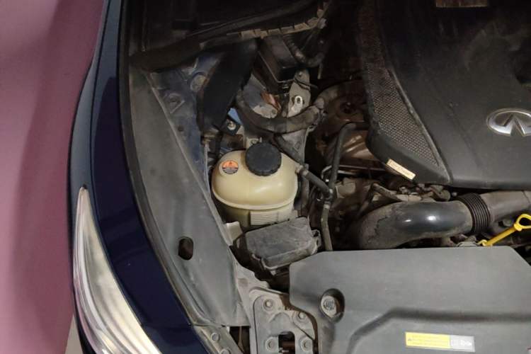 Used Infiniti Q50L 2018 2.0T Comfort Edition China VI Standard Engine Bay Right