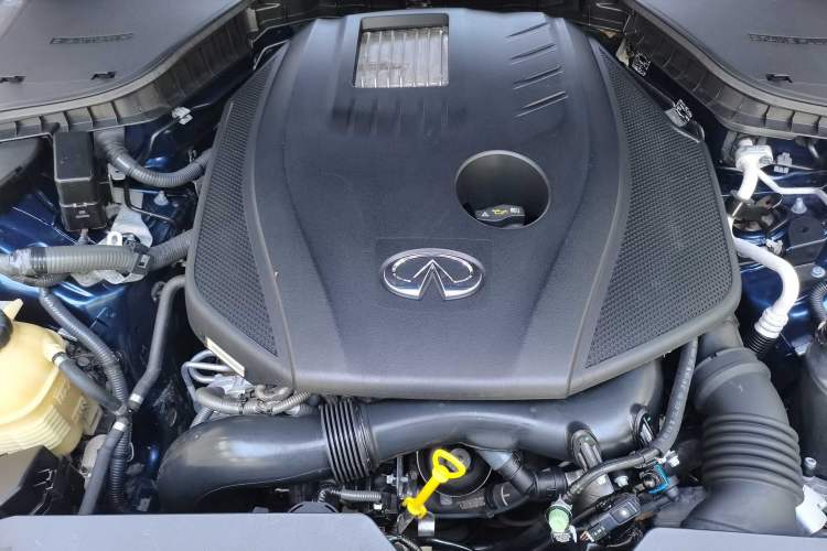 Used Infiniti Q50L 2018 2.0T Comfort Edition China VI Standard Engine Bay