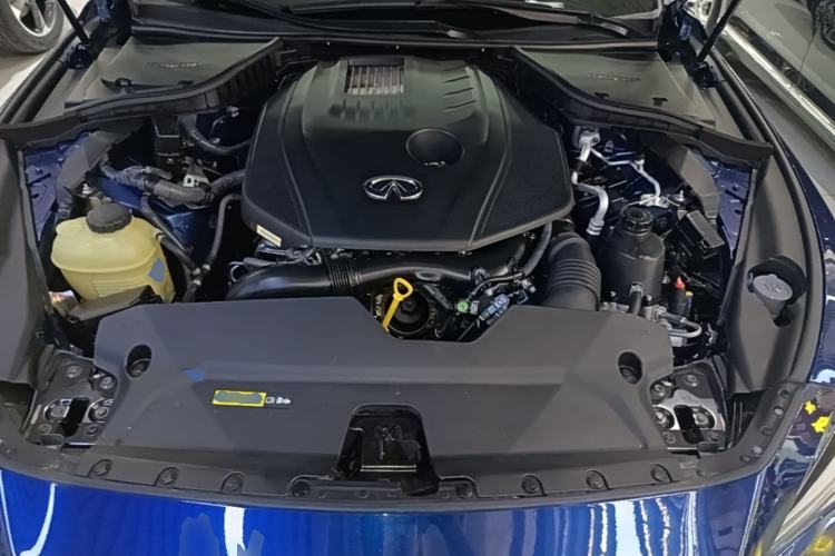 Used Infiniti Q50L 2018 2.0T Enjoyment Version China VI Standard Engine Bay