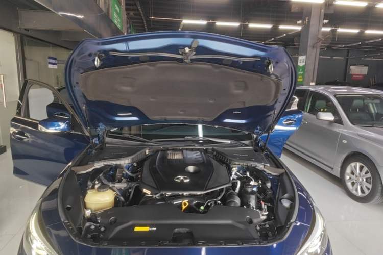 Used Infiniti Q50L 2018 2.0T Enjoyment Version China VI Standard Engine Bay