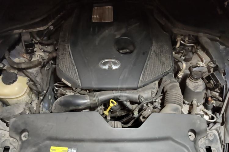 Used Infiniti Q50L 2018 2.0T Comfort Edition China VI Standard Engine Bay