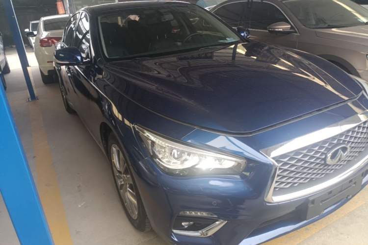 Used Infiniti Q50L 2018 2.0T Enjoyment Version China VI Standard Front Right 45 Deg