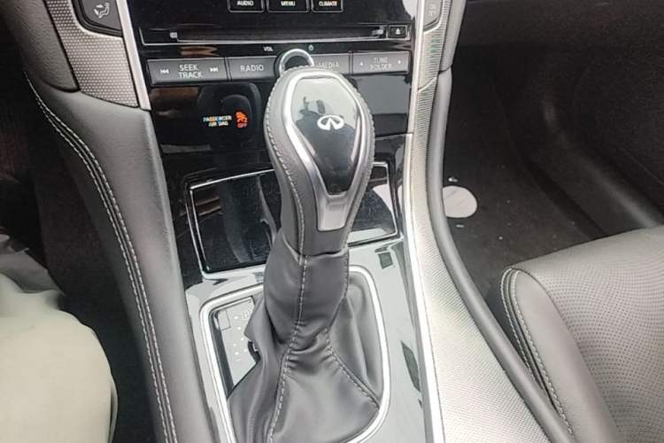 Used Infiniti Q50L 2018 2.0T Enjoyment Version China VI Standard Gear Lever