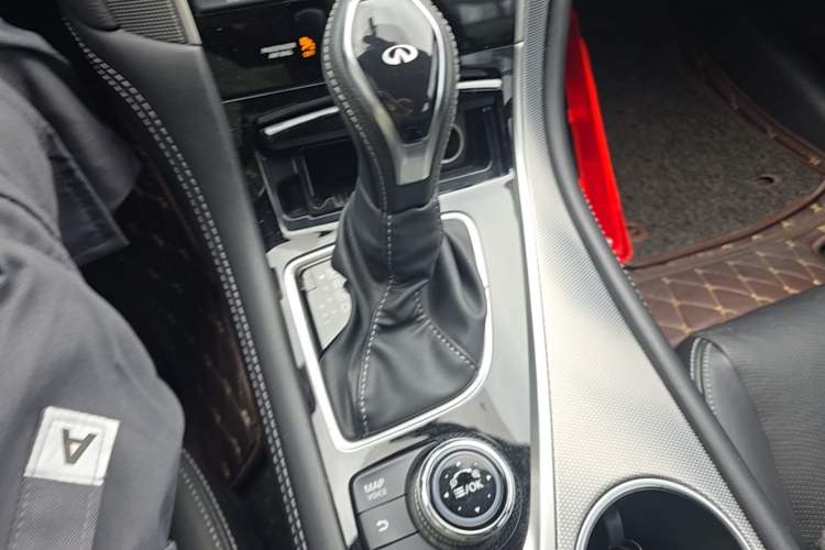 Used Infiniti Q50L 2018 2.0T Enjoyment Version China V Standard Gear Lever