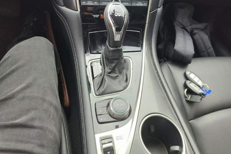 Used Infiniti Q50L 2018 2.0T Comfort Edition China VI Standard Gear Lever