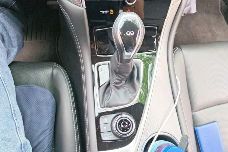 Used Infiniti Q50L 2018 2.0T Enjoyment Version China VI Standard Gear Lever