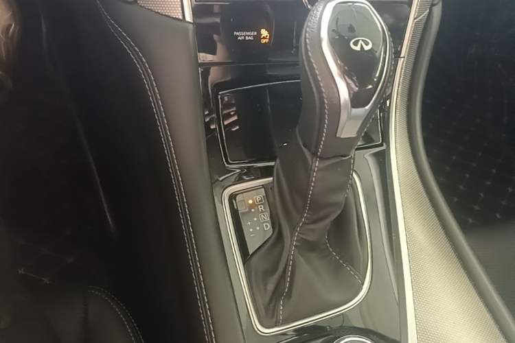 Used Infiniti Q50L 2018 2.0T Enjoyment Version China VI Standard Gear Lever