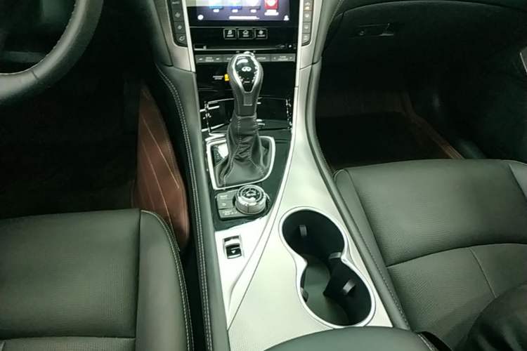 Used Infiniti Q50L 2018 2.0T Enjoyment Version China VI Standard Gear Lever