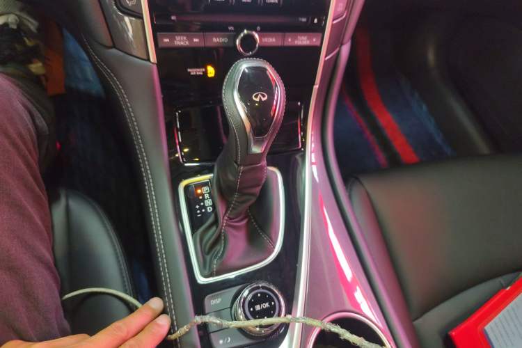 Used Infiniti Q50L 2018 2.0T Comfort Edition China VI Standard Gear Lever