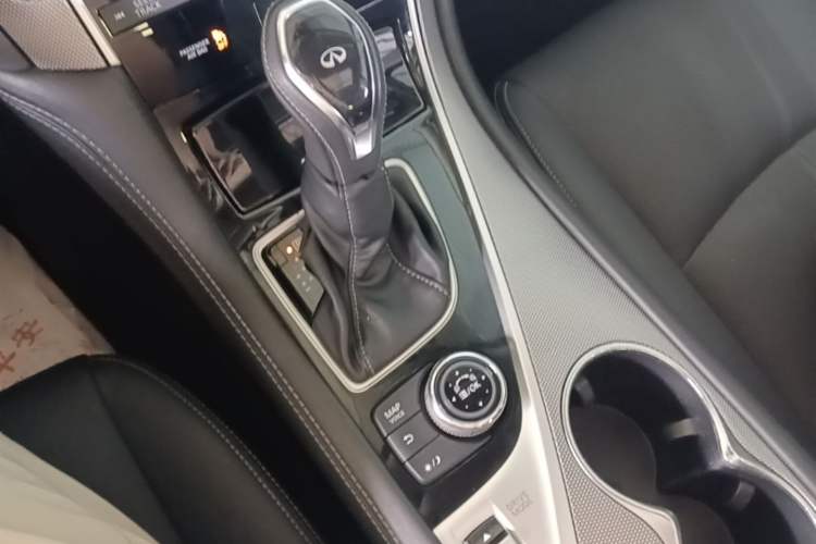 Used Infiniti Q50L 2018 2.0T Enjoyment Version China V Standard Gear Lever