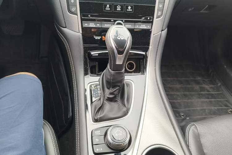 Used Infiniti Q50L 2018 2.0T Enjoyment Version China VI Standard Gear Lever