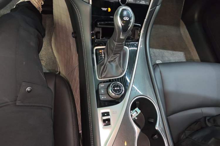 Used Infiniti Q50L 2018 2.0T Comfort Edition China VI Standard Gear Lever