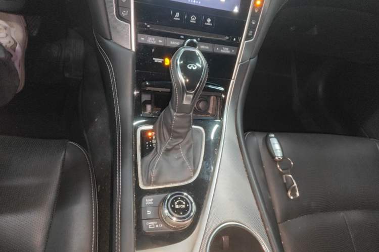Used Infiniti Q50L 2018 2.0T Enjoyment Version China VI Standard Gear Lever