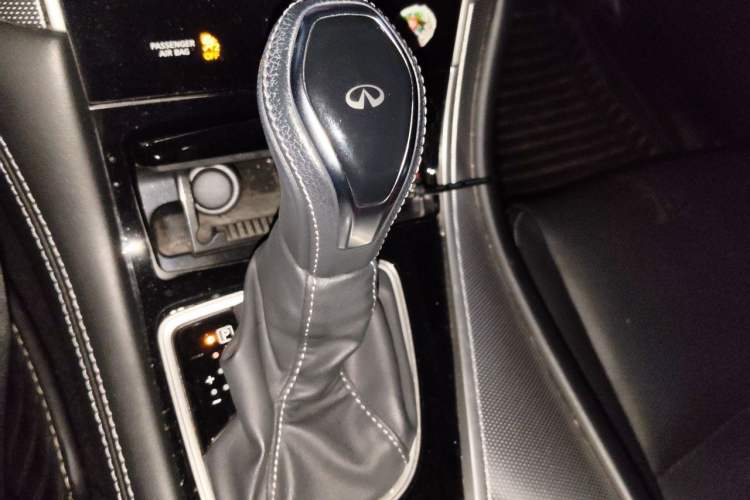 Used Infiniti Q50L 2018 2.0T Enjoyment Version China VI Standard Gear Lever