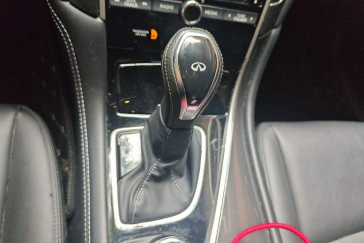 Used Infiniti Q50L 2018 2.0T Comfort Edition China VI Standard Gear Lever