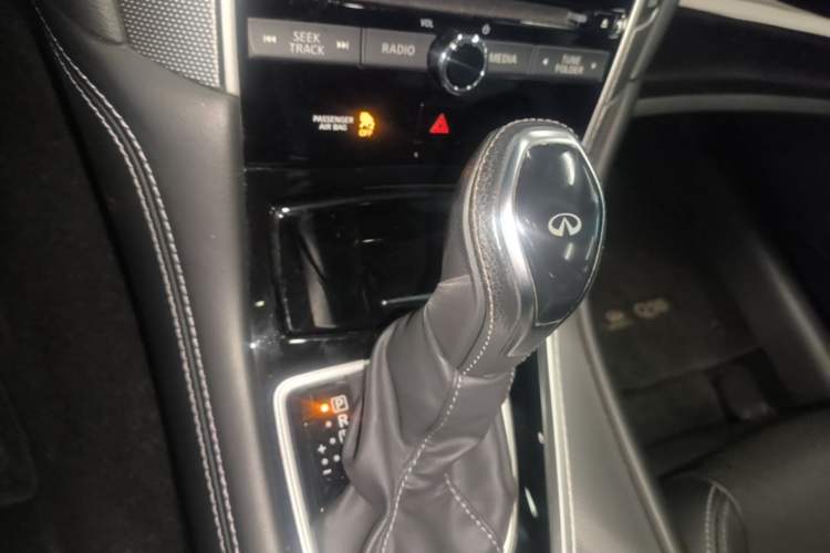 Used Infiniti Q50L 2018 2.0T Enjoyment Version China VI Standard Gear Lever
