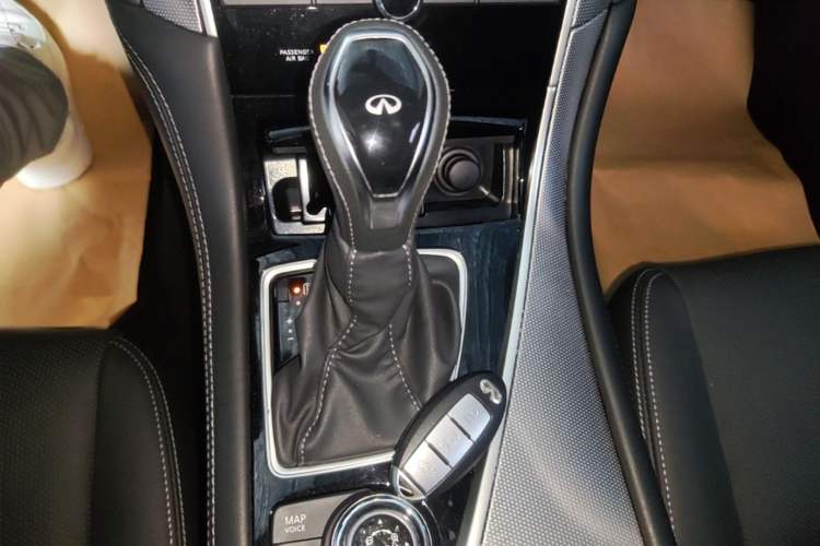 Used Infiniti Q50L 2018 2.0T Enjoyment Version China VI Standard Gear Lever