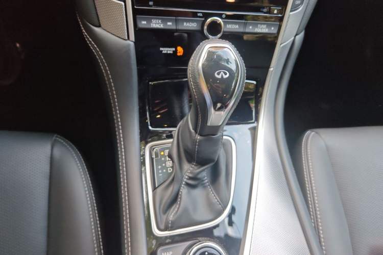 Used Infiniti Q50L 2018 2.0T Enjoyment Version China VI Standard Gear Lever