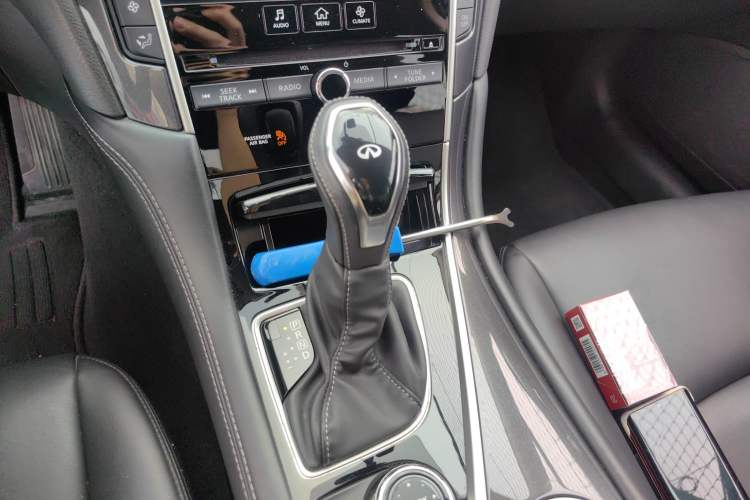 Used Infiniti Q50L 2018 2.0T Comfort Edition China VI Standard Gear Lever