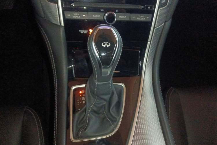 Used Infiniti Q50L 2018 2.0T Enjoyment Version China V Standard Gear Lever