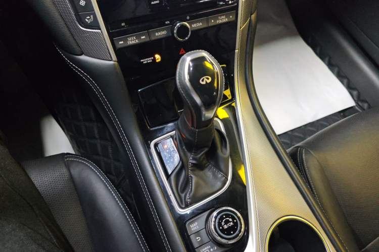 Used Infiniti Q50L 2018 2.0T Enjoyment Version China VI Standard Gear Lever
